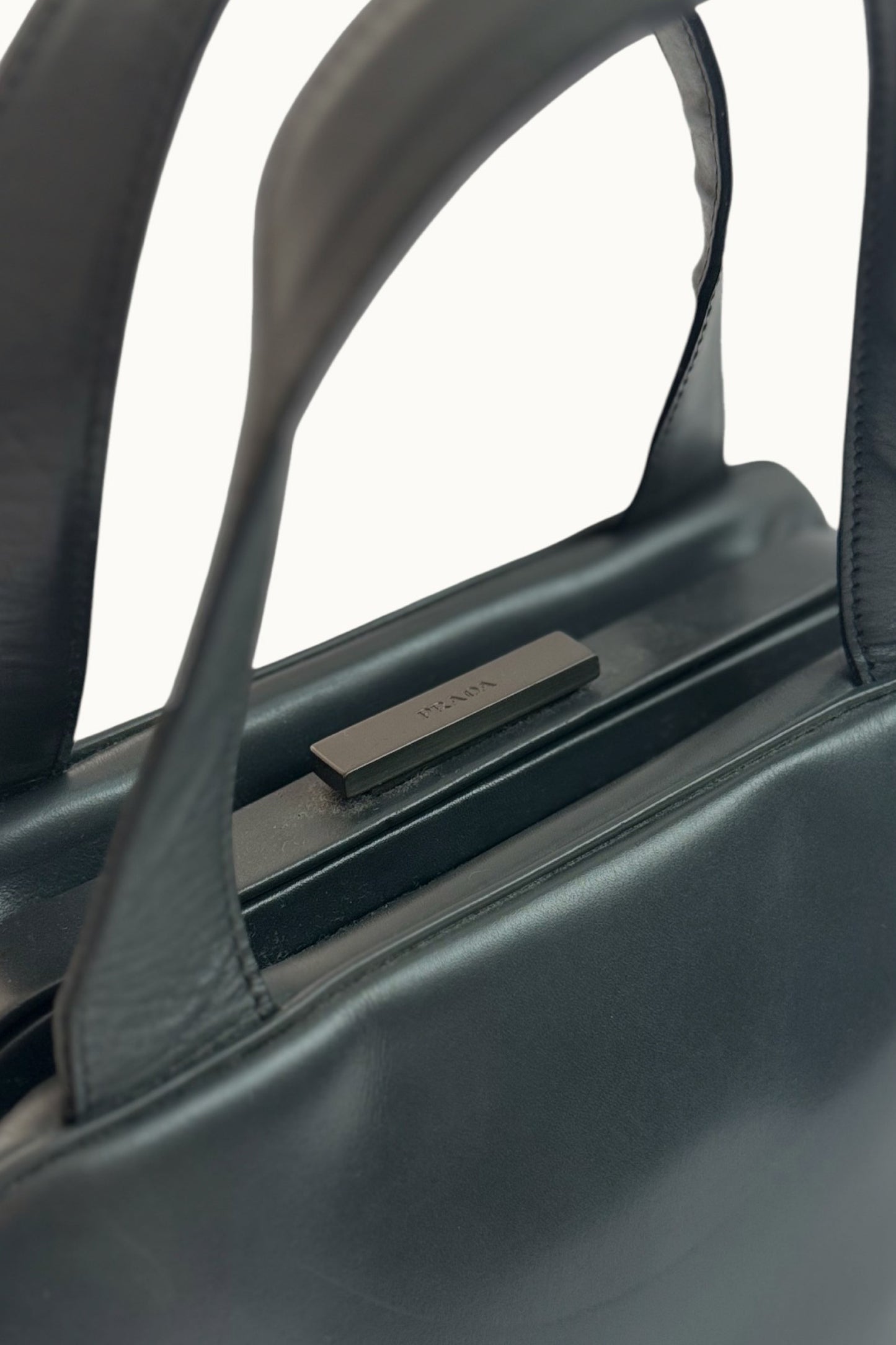 Prada – Sac à main en cuir gris anthracite