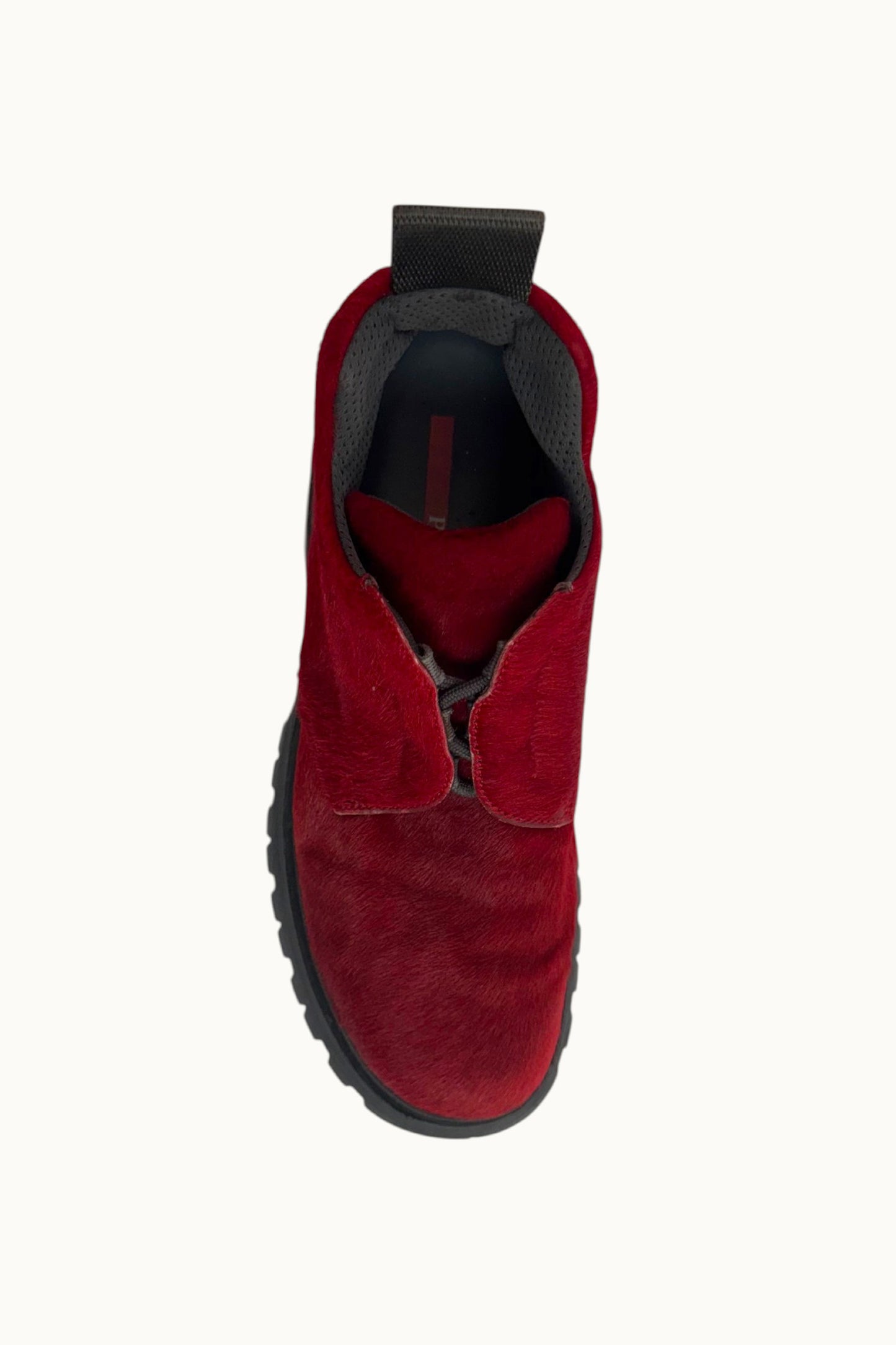 Prada – Baskets en veau velours rouge