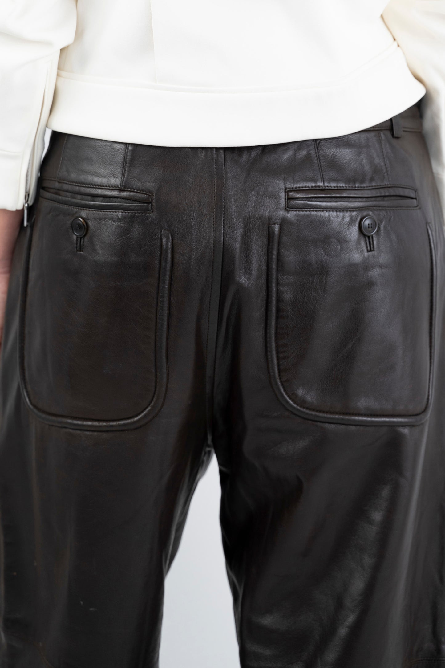 Issey Miyake — Pantalon en cuir d’agneau