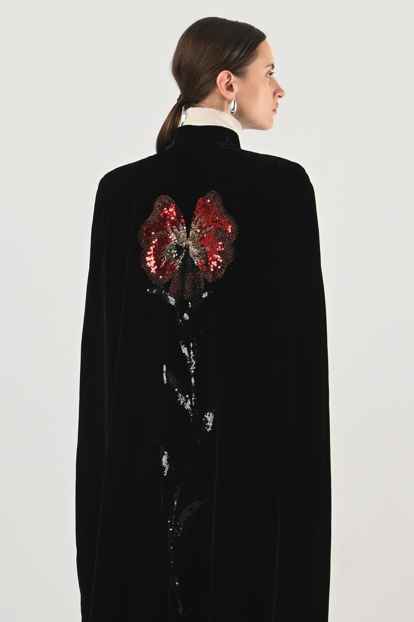 Guy Laroche - Cape velours brodée au dos