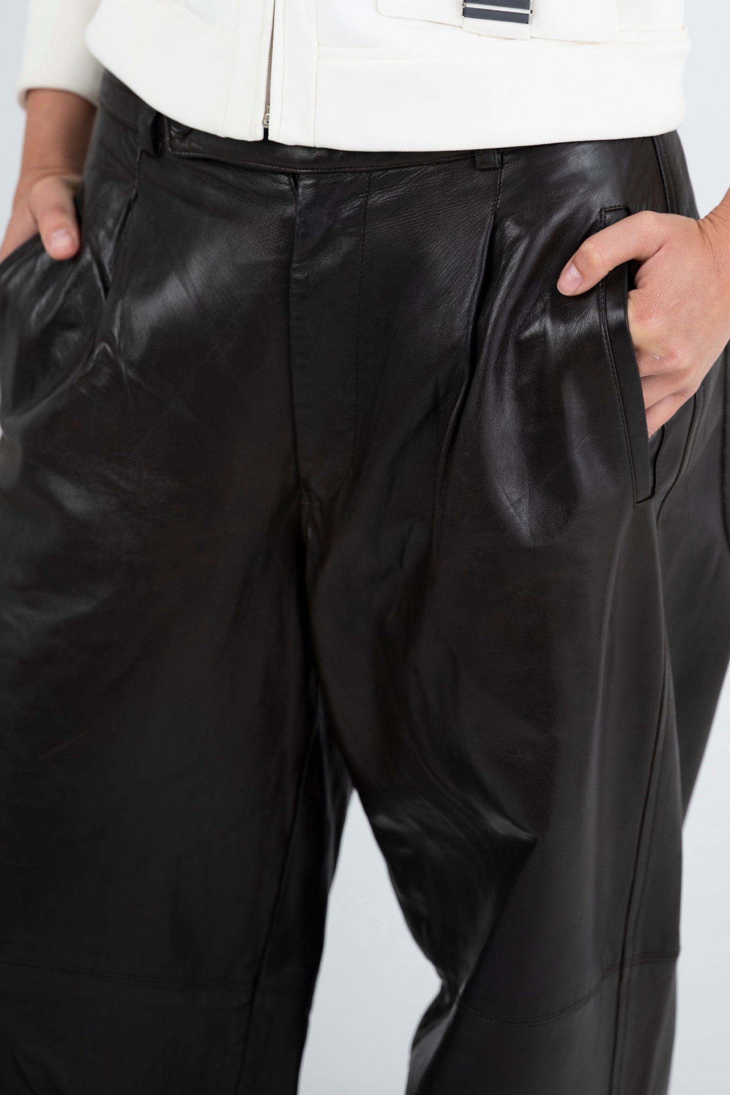 Issey Miyake — Pantalon en cuir d’agneau